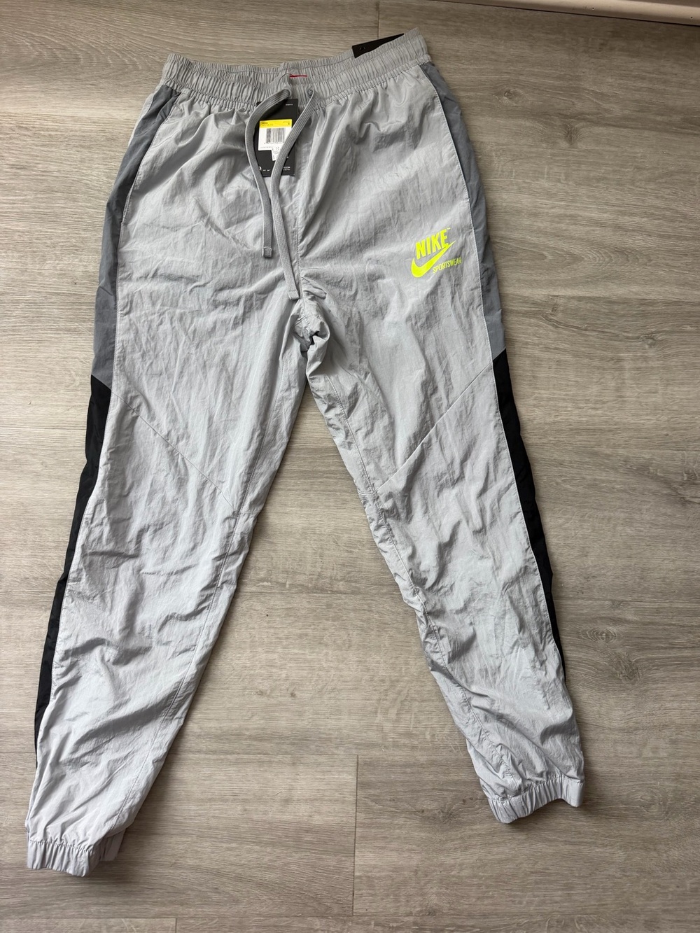 NWT Nike Men’s Pants Light Gray Jogger Sweatpants with Neon Logo 921745 012